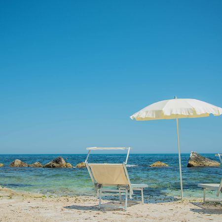 Hotel Riva Del Sole โจวีนัซโซ ภายนอก รูปภาพ