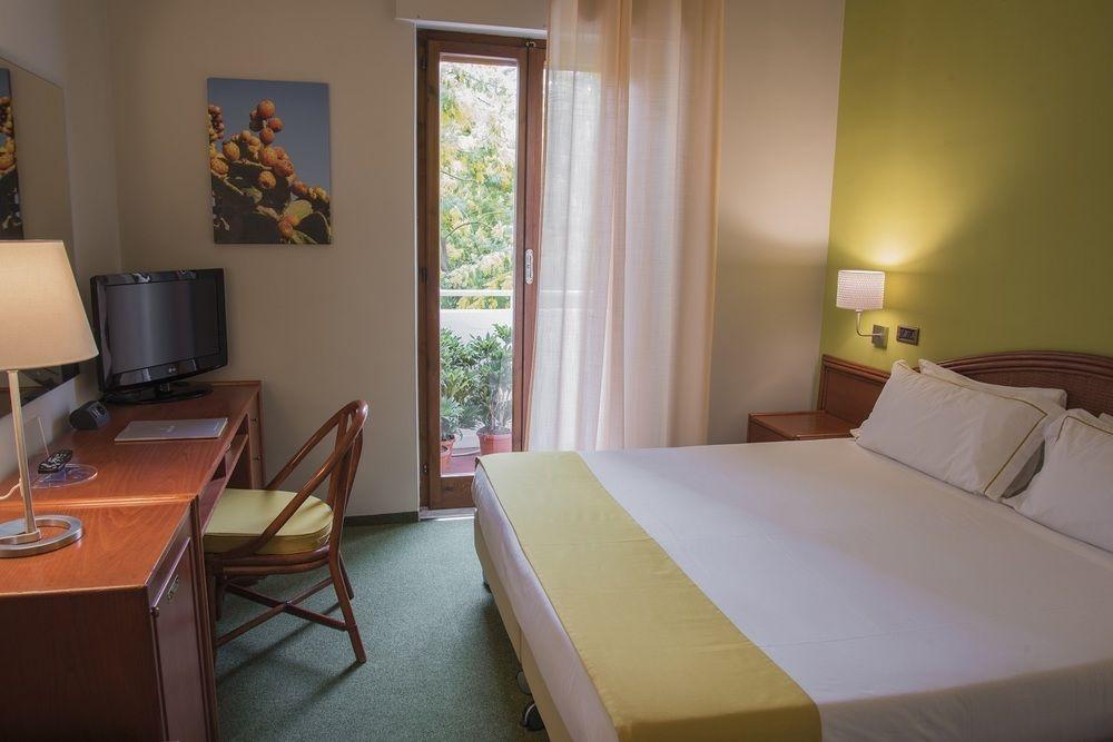 Hotel Riva Del Sole โจวีนัซโซ ภายนอก รูปภาพ