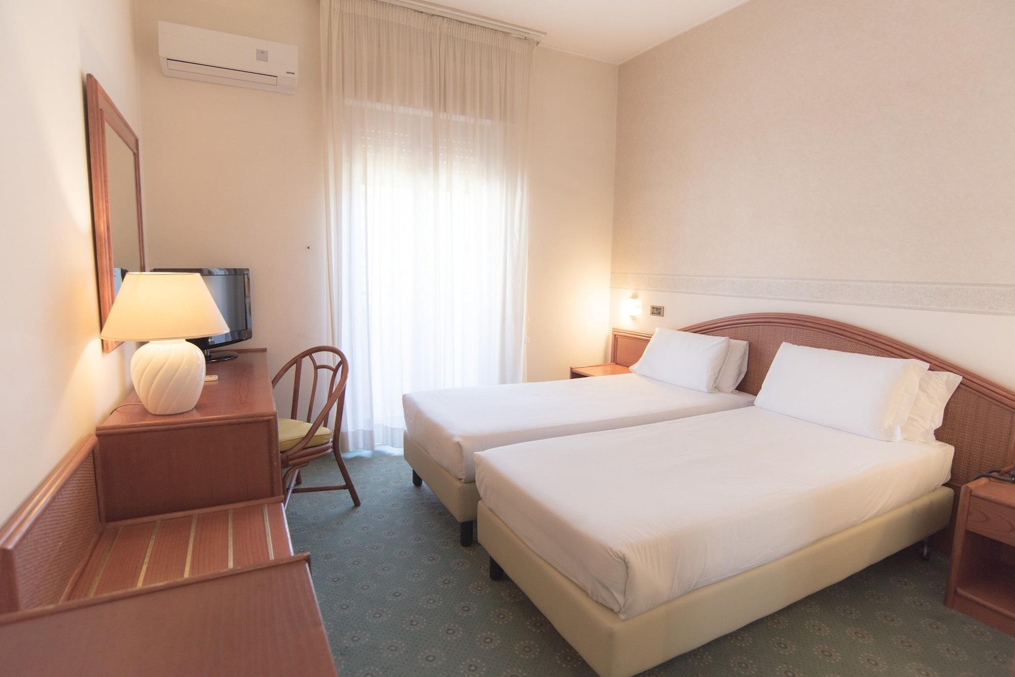 Hotel Riva Del Sole โจวีนัซโซ ภายนอก รูปภาพ