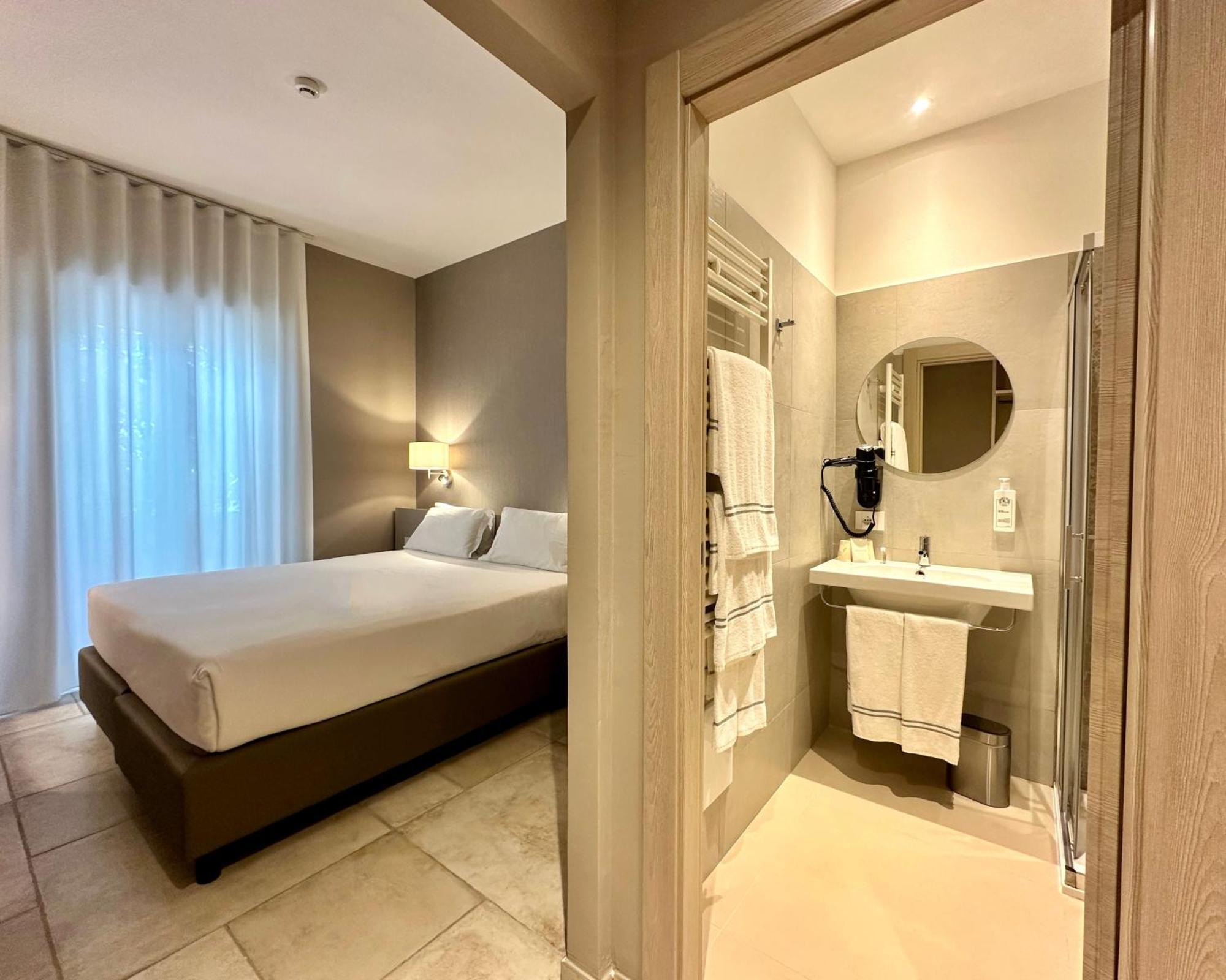 Hotel Riva Del Sole โจวีนัซโซ ภายนอก รูปภาพ