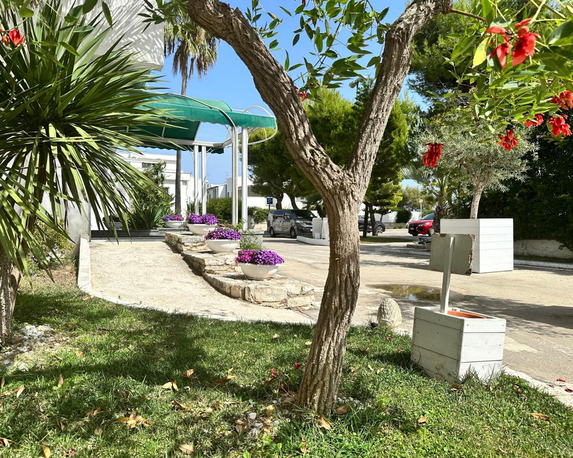 Hotel Riva Del Sole โจวีนัซโซ ภายนอก รูปภาพ