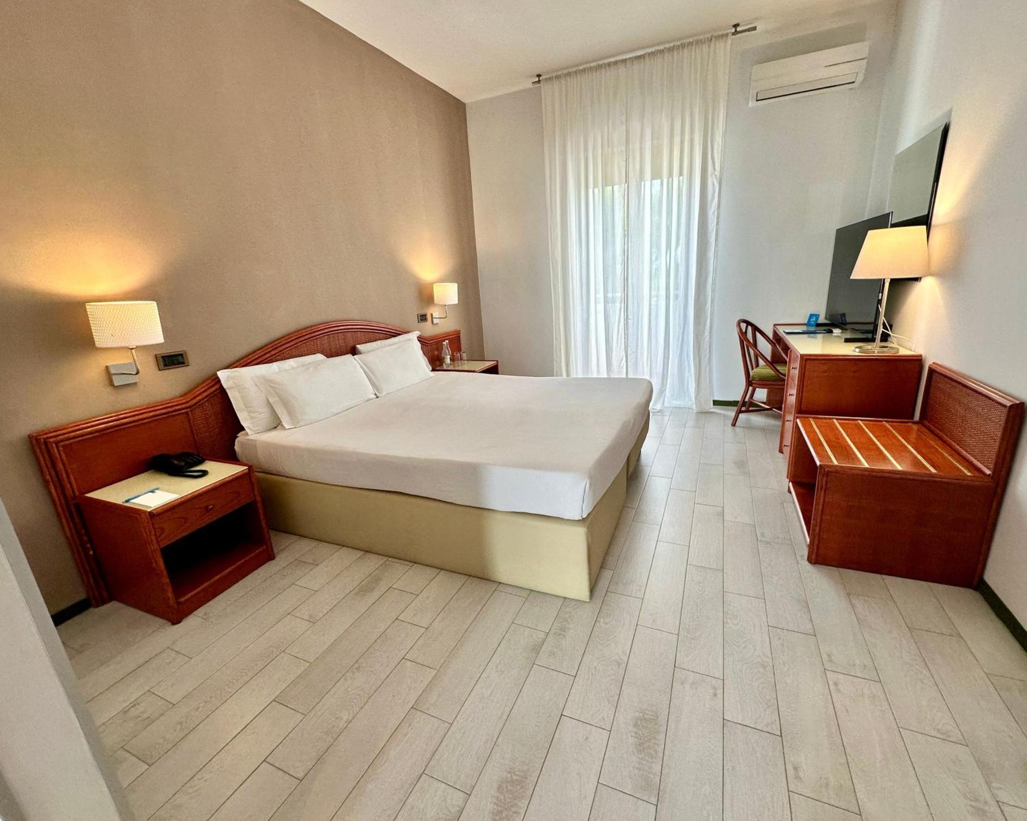 Hotel Riva Del Sole โจวีนัซโซ ภายนอก รูปภาพ
