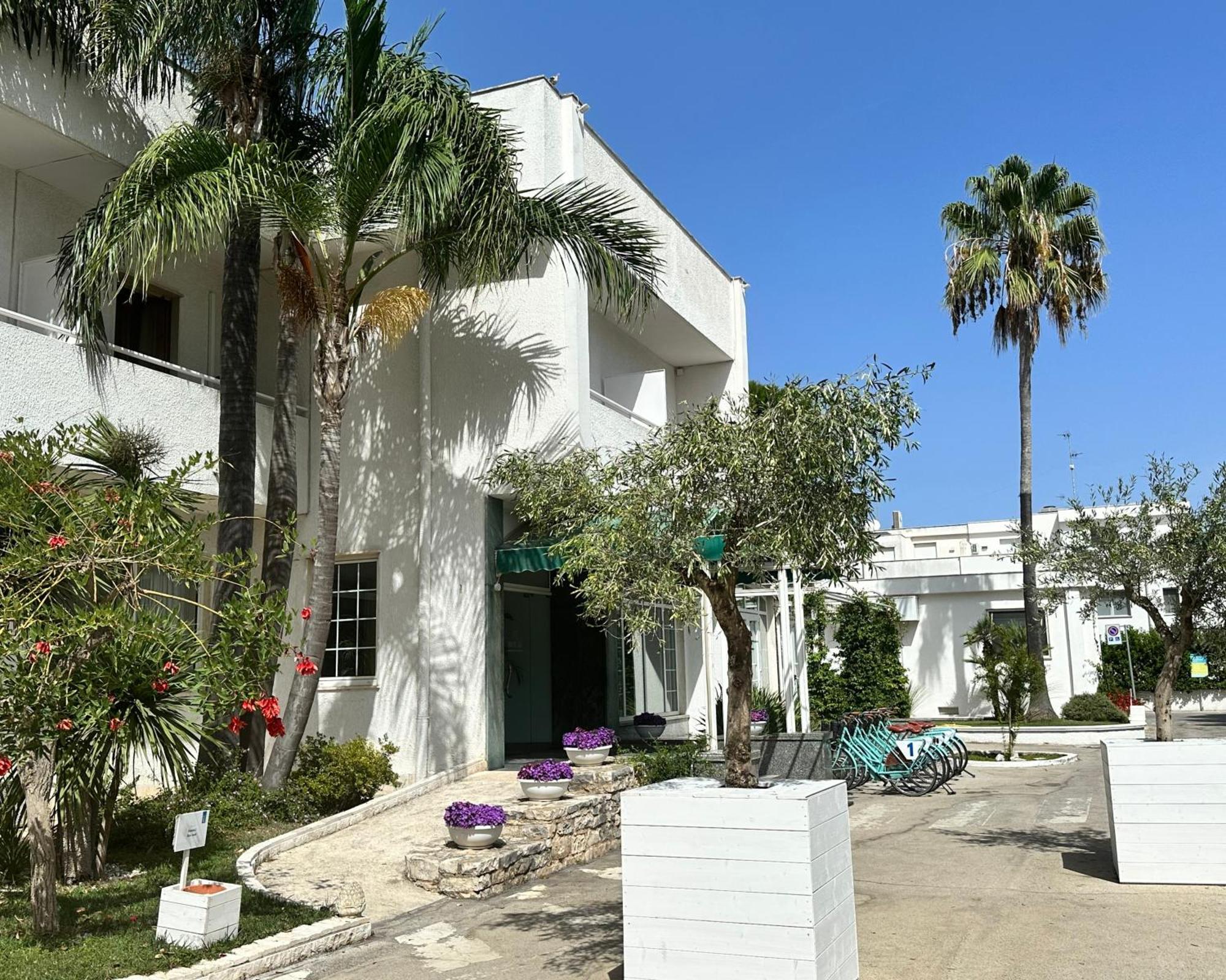 Hotel Riva Del Sole โจวีนัซโซ ภายนอก รูปภาพ