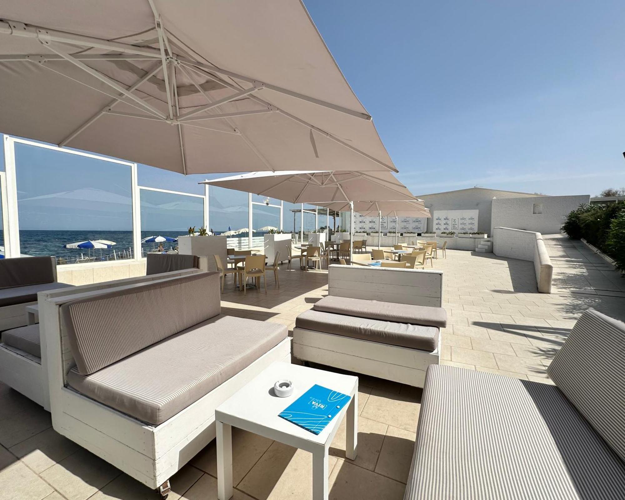 Hotel Riva Del Sole โจวีนัซโซ ภายนอก รูปภาพ