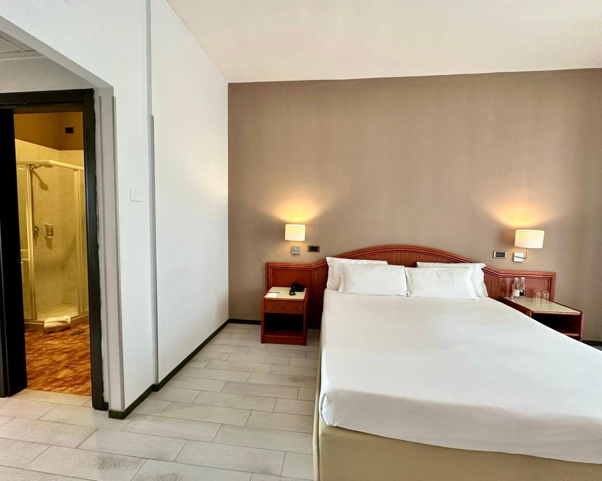 Hotel Riva Del Sole โจวีนัซโซ ภายนอก รูปภาพ