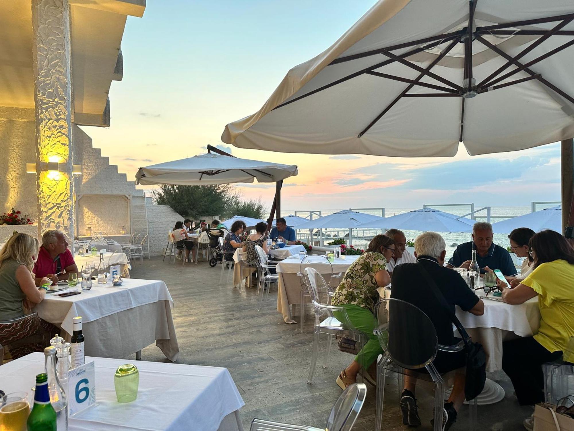 Hotel Riva Del Sole โจวีนัซโซ ภายนอก รูปภาพ
