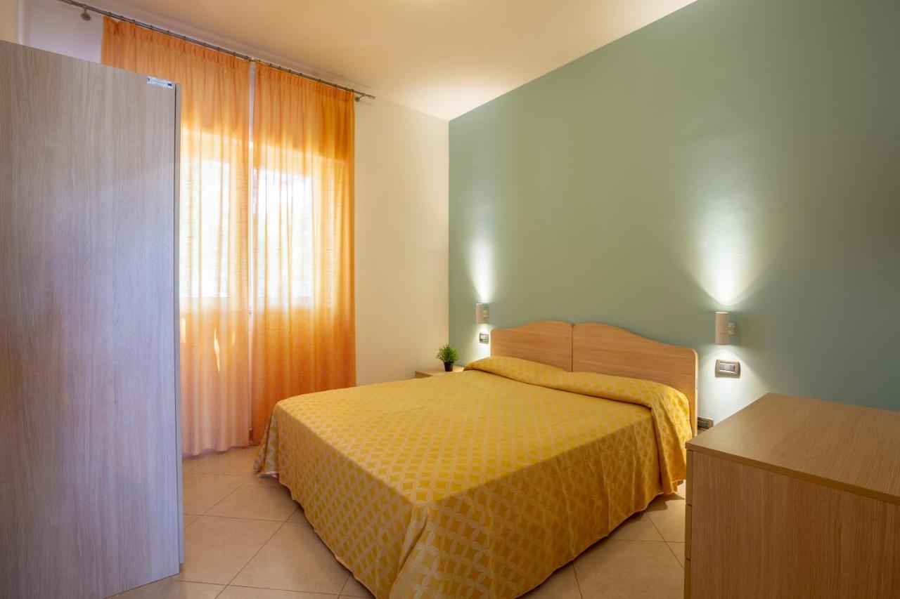 Hotel Riva Del Sole โจวีนัซโซ ภายนอก รูปภาพ
