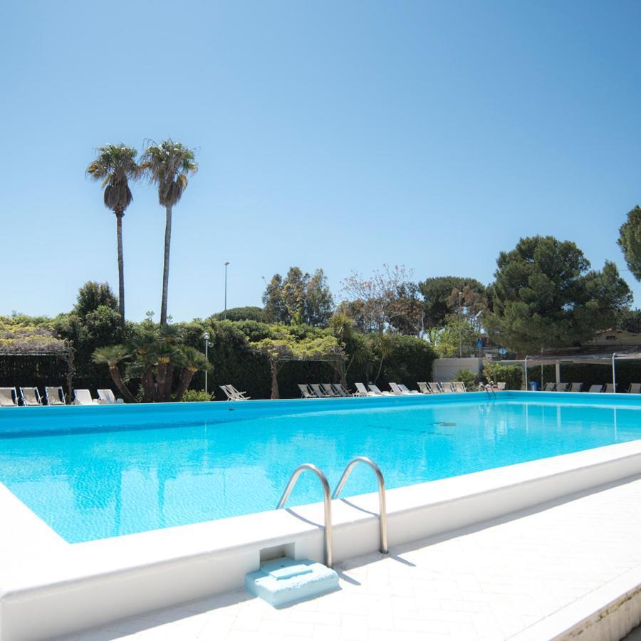 Hotel Riva Del Sole โจวีนัซโซ ภายนอก รูปภาพ