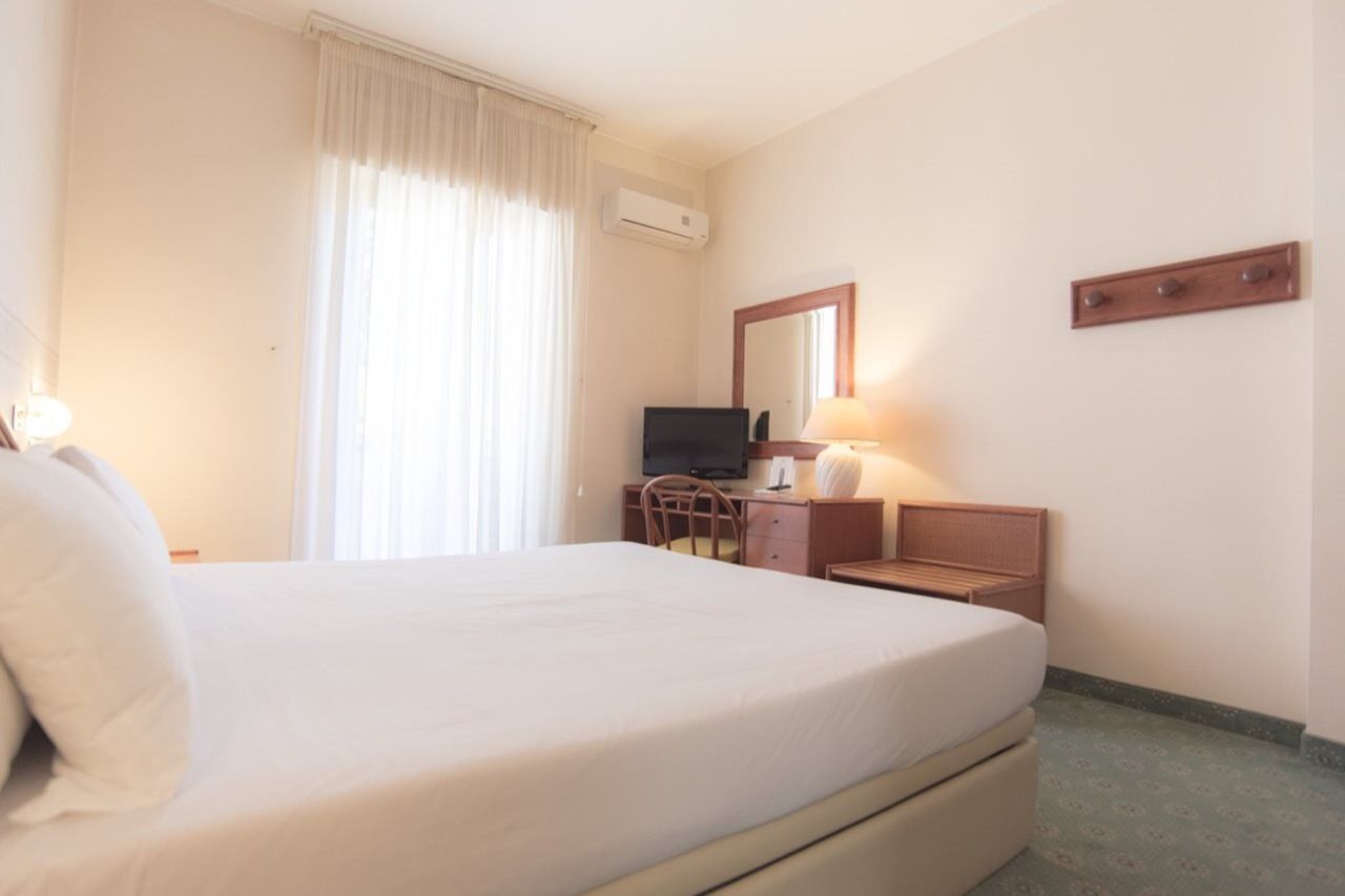 Hotel Riva Del Sole โจวีนัซโซ ภายนอก รูปภาพ