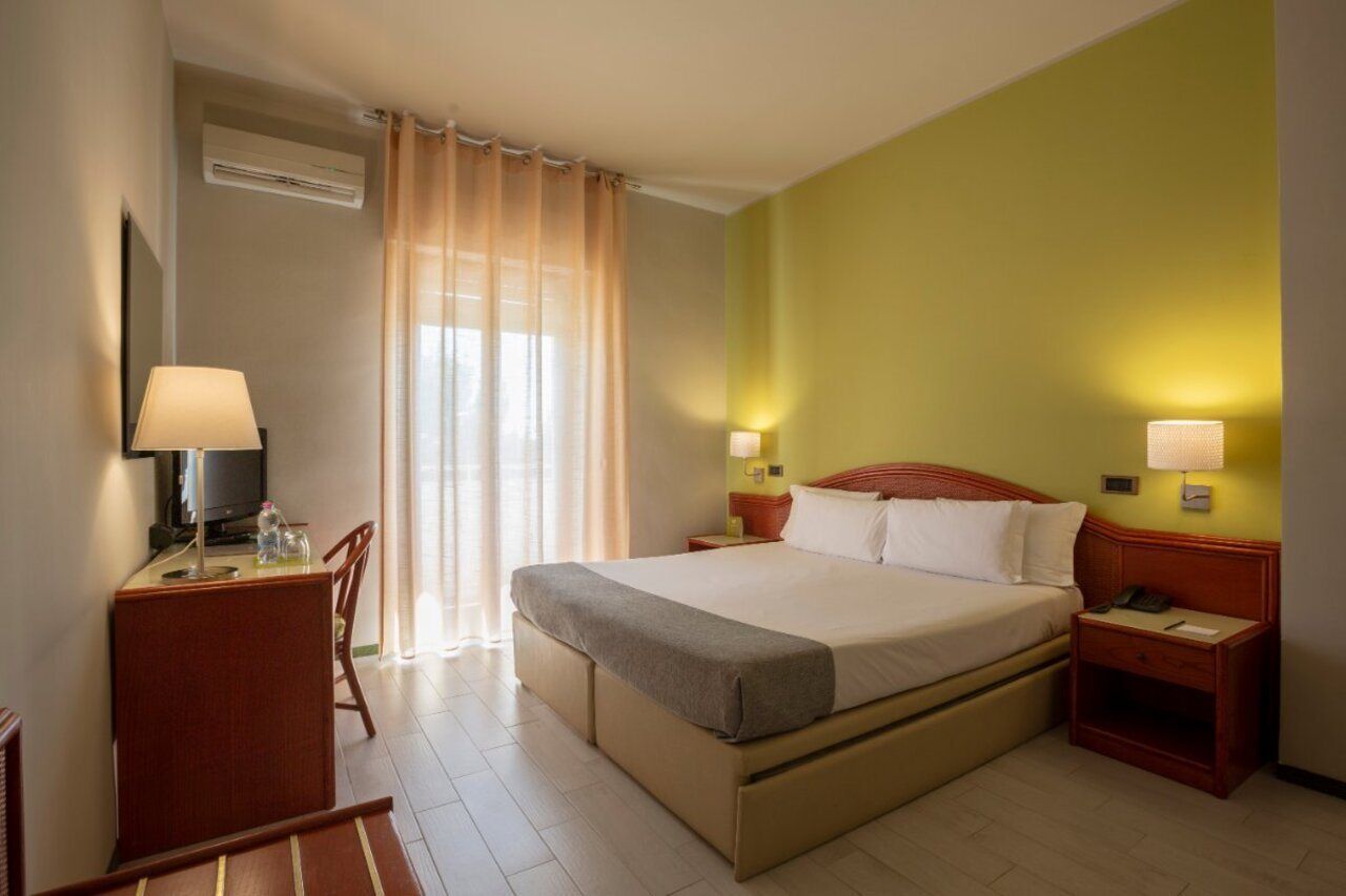 Hotel Riva Del Sole โจวีนัซโซ ภายนอก รูปภาพ